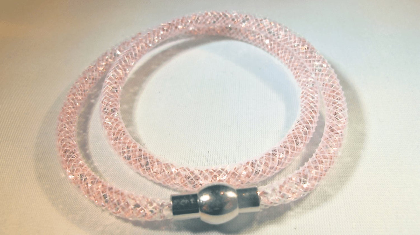 Dubbel vit armband fylld med rosa kristaller