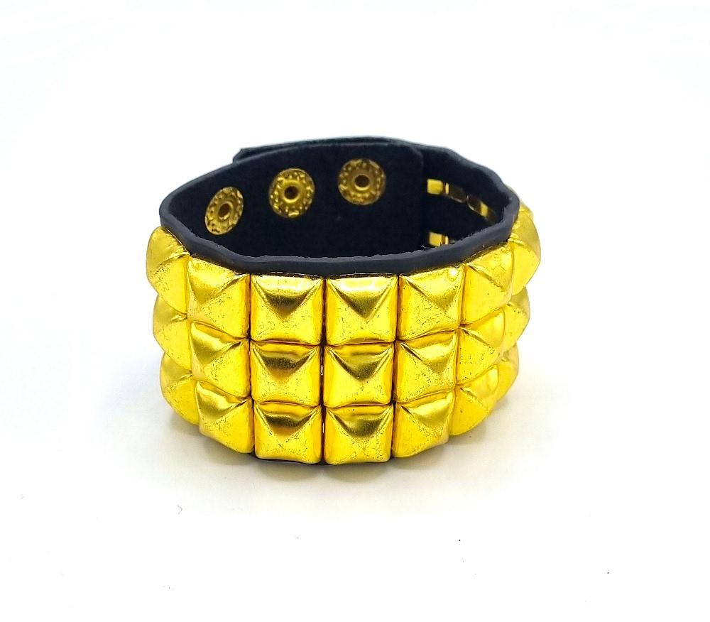 Läderarmband med pyramid nitar 3-rad