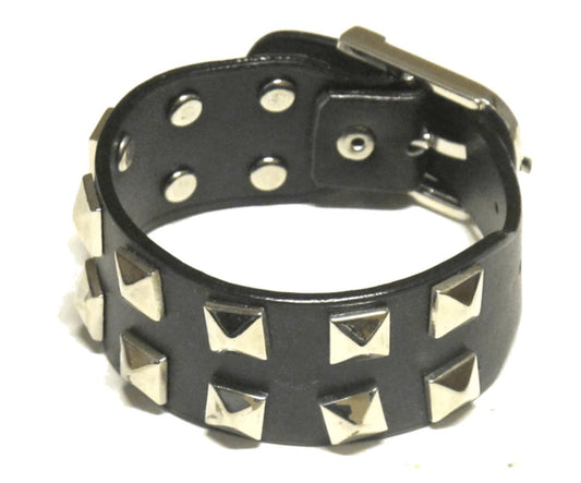 Läderarmband med pyramidnitar